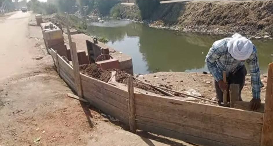 أثناء تشييد السور 