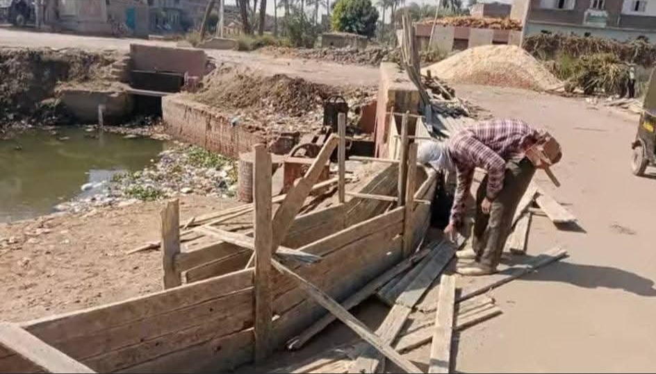 أثناء تشييد السور 