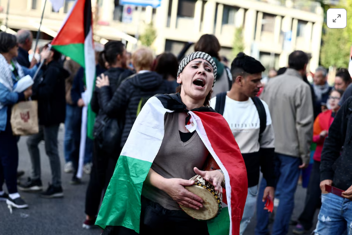 <strong>متظاهرون مؤيدون لفلسطين يتظاهرون أمام ملعب لقاء إيطاليا وإسرائيل بتصفيات كأس العالم 2026</strong>