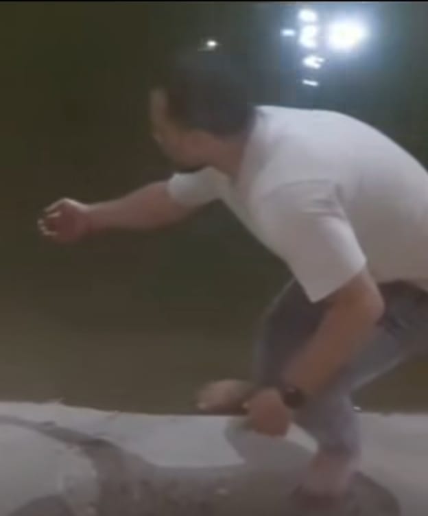 شاب ينقذ كلبا بأحد الترع في الأقصر 