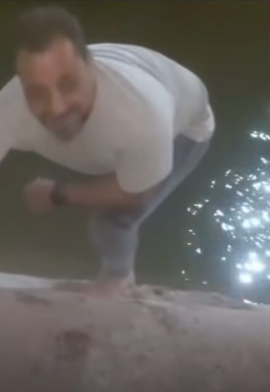 شاب ينقذ كلبا بأحد الترع في الأقصر 