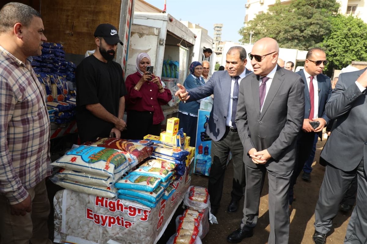 <strong>محافظ القاهرة يتفقد قافلة الخير</strong>