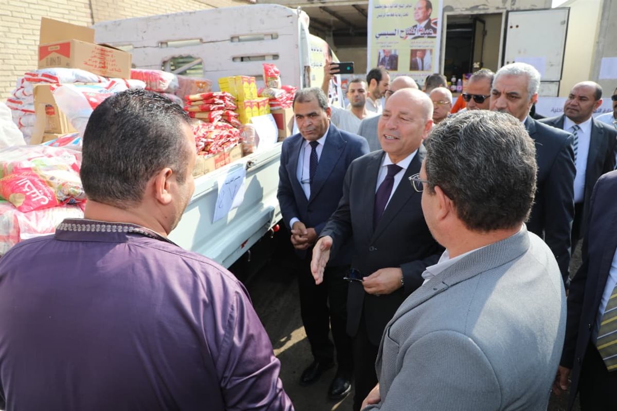 <strong>محافظ القاهرة يتفقد قافلة الخير</strong>