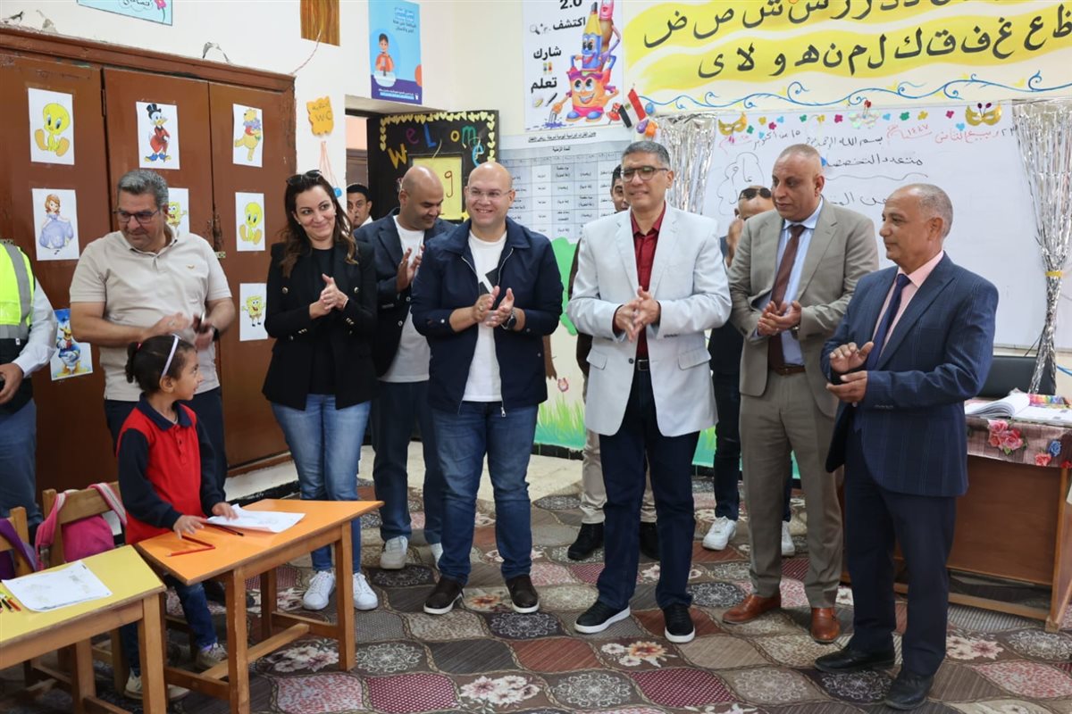 محافظ الجيزة يتفقد مدرسة المناجم الابتدائية بالواحات البحرية