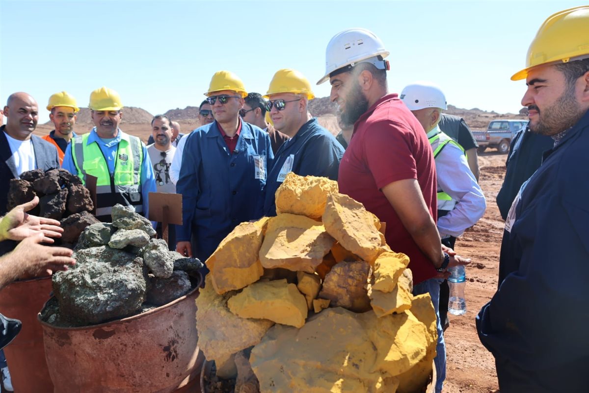 محافظ الجيزة يتفقد مشروعات شركة الحديد والصلب للمناجم والمحاجر بالواحات البحرية