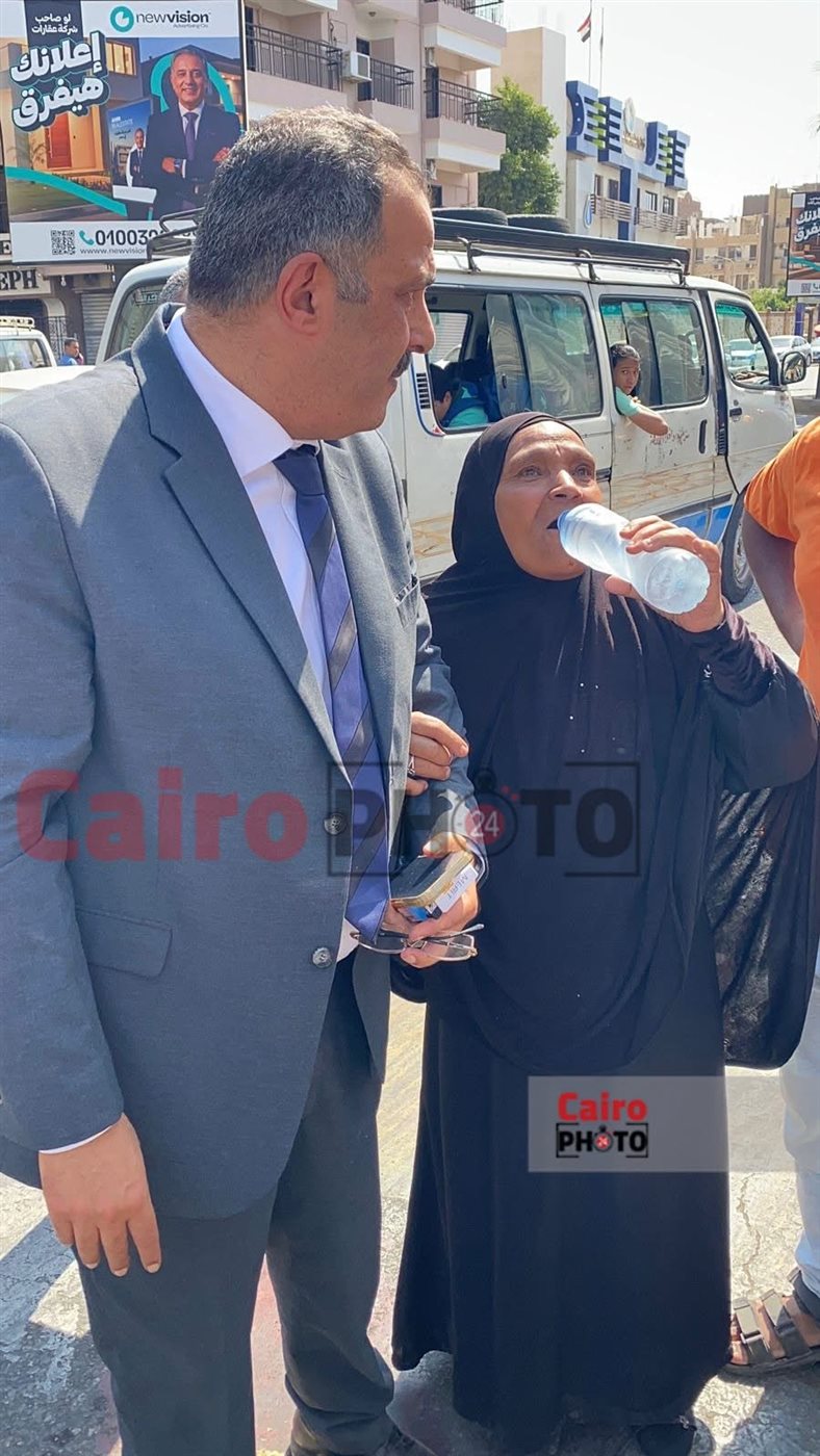 رئيس شركة المياة يستجيب لمسنة في الشارع ويوصلها بسيارتة