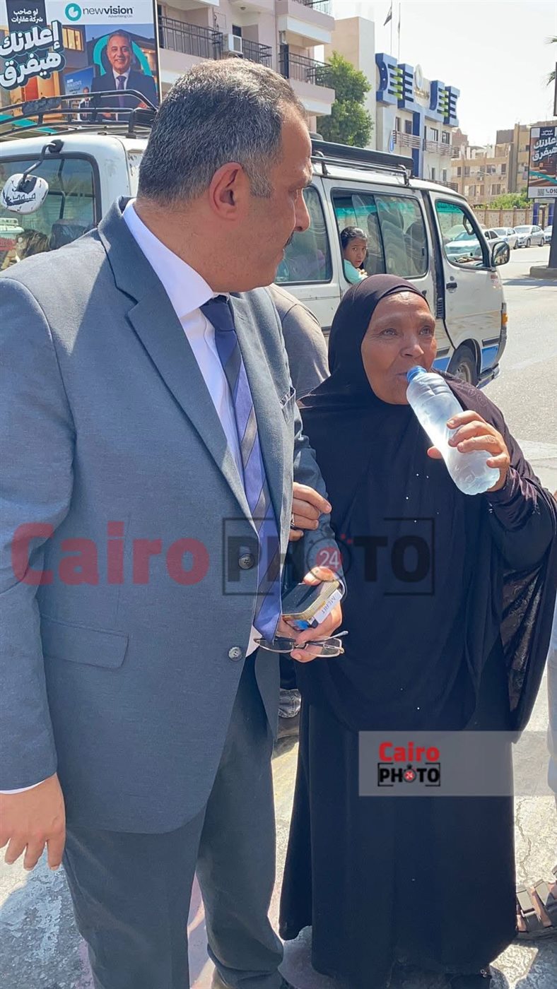رئيس شركة المياة يستجيب لمسنة في الشارع ويوصلها بسيارتة
