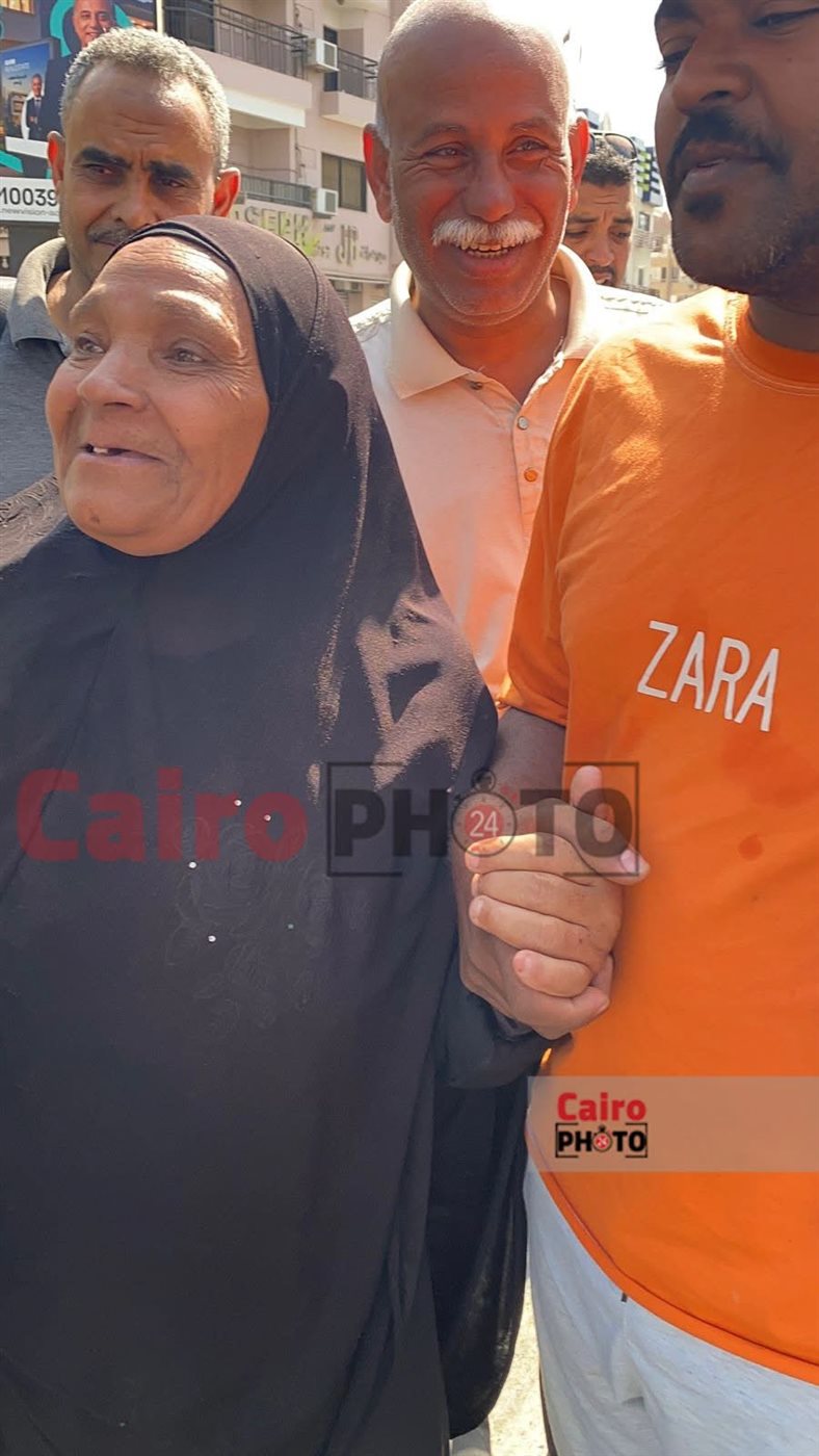 رئيس شركة المياة يستجيب لمسنة في الشارع ويوصلها بسيارتة