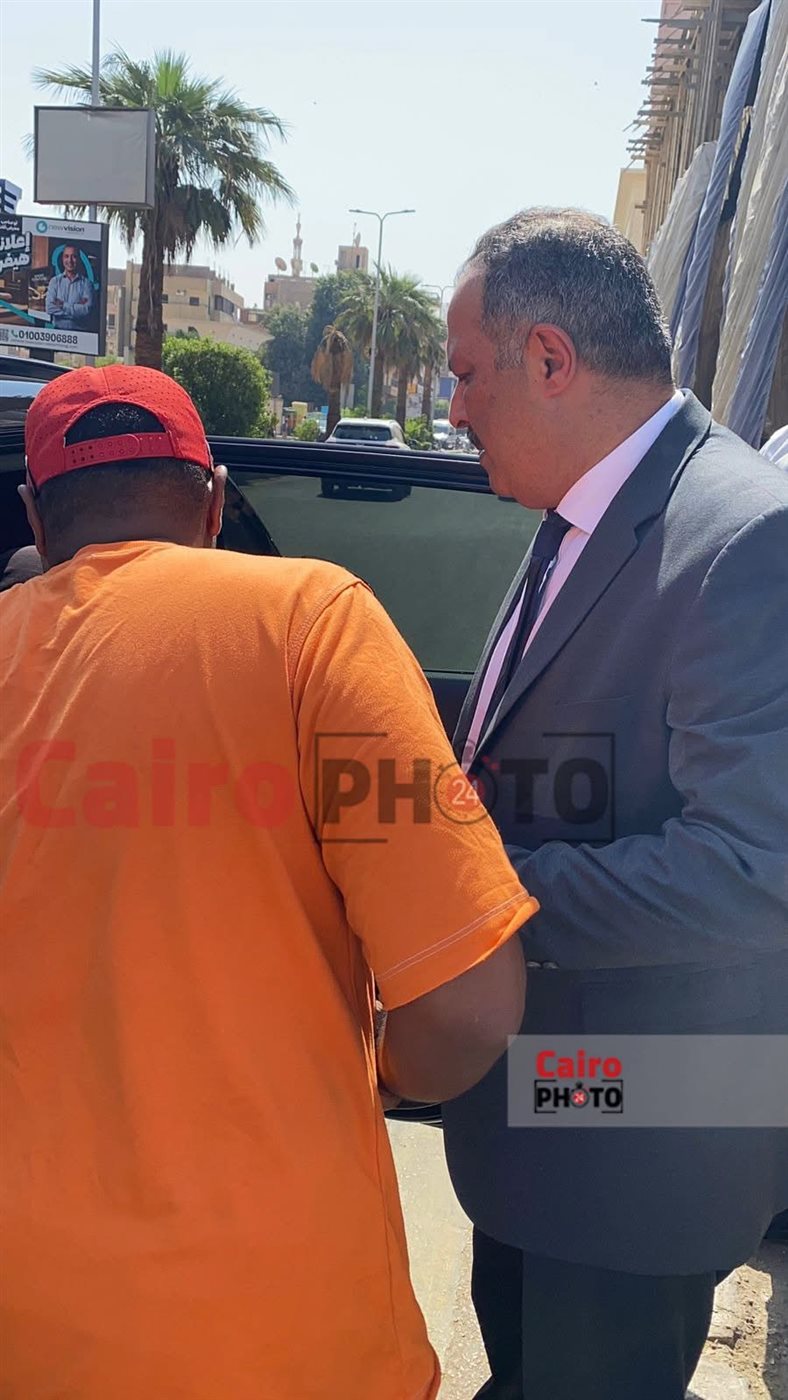 رئيس شركة المياة يستجيب لمسنة في الشارع ويوصلها بسيارتة