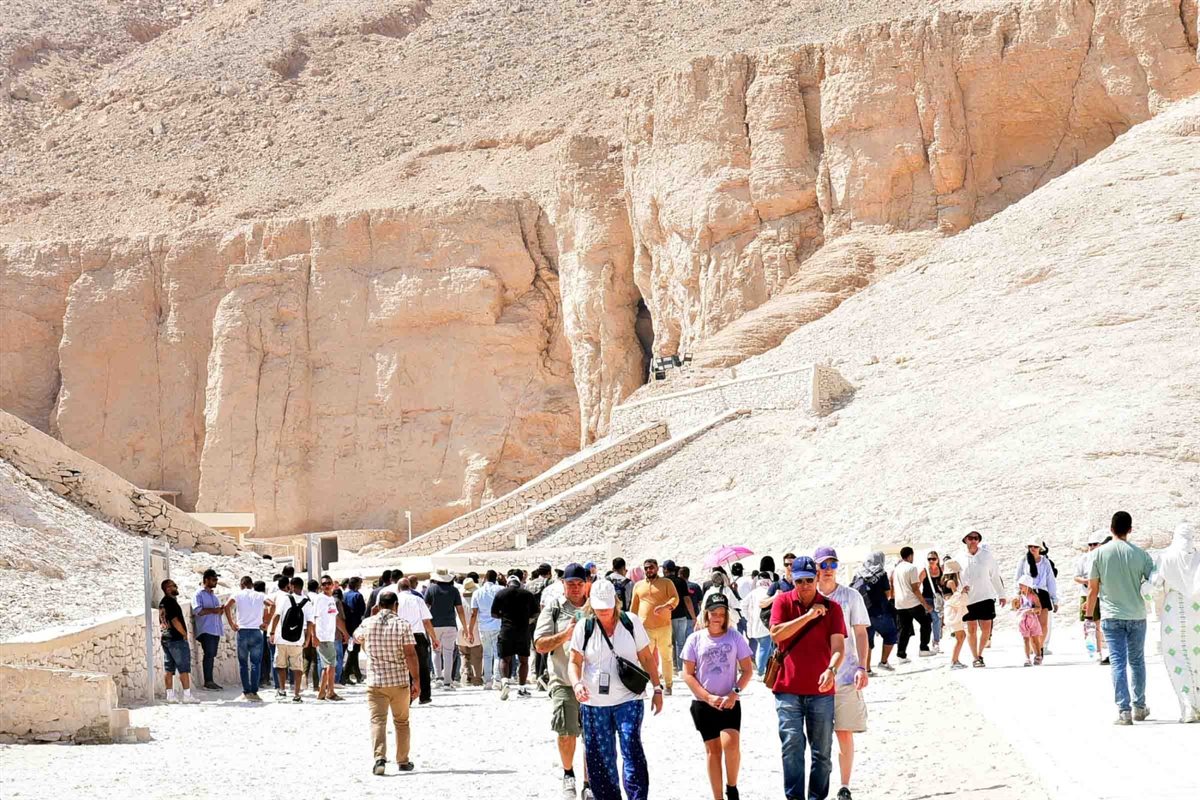 محافظ الأقصر يتفقد المواقع الأثرية