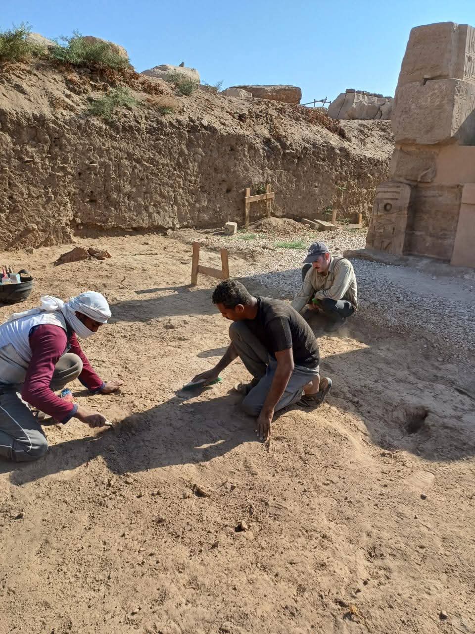 أعمال الحفائر والترميم بالمركز المصري الفرنسي في الكرنك 