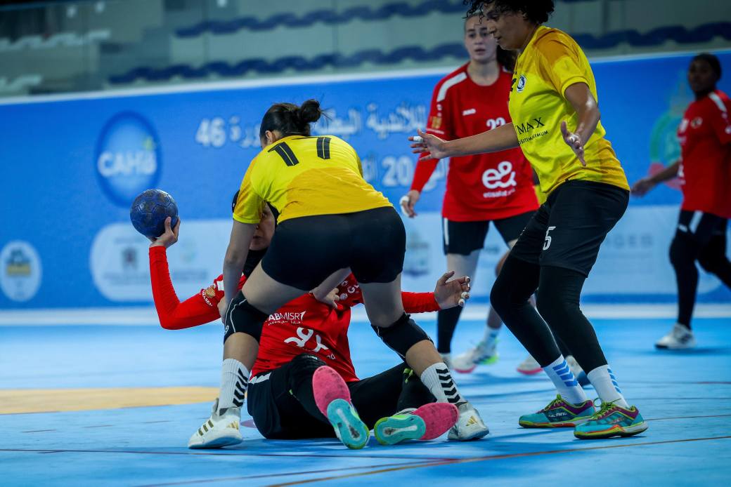 <strong>سيدات يد الأهلي يتأهلن إلى ربع نهائي بطولة إفريقيا بالمغرب</strong>