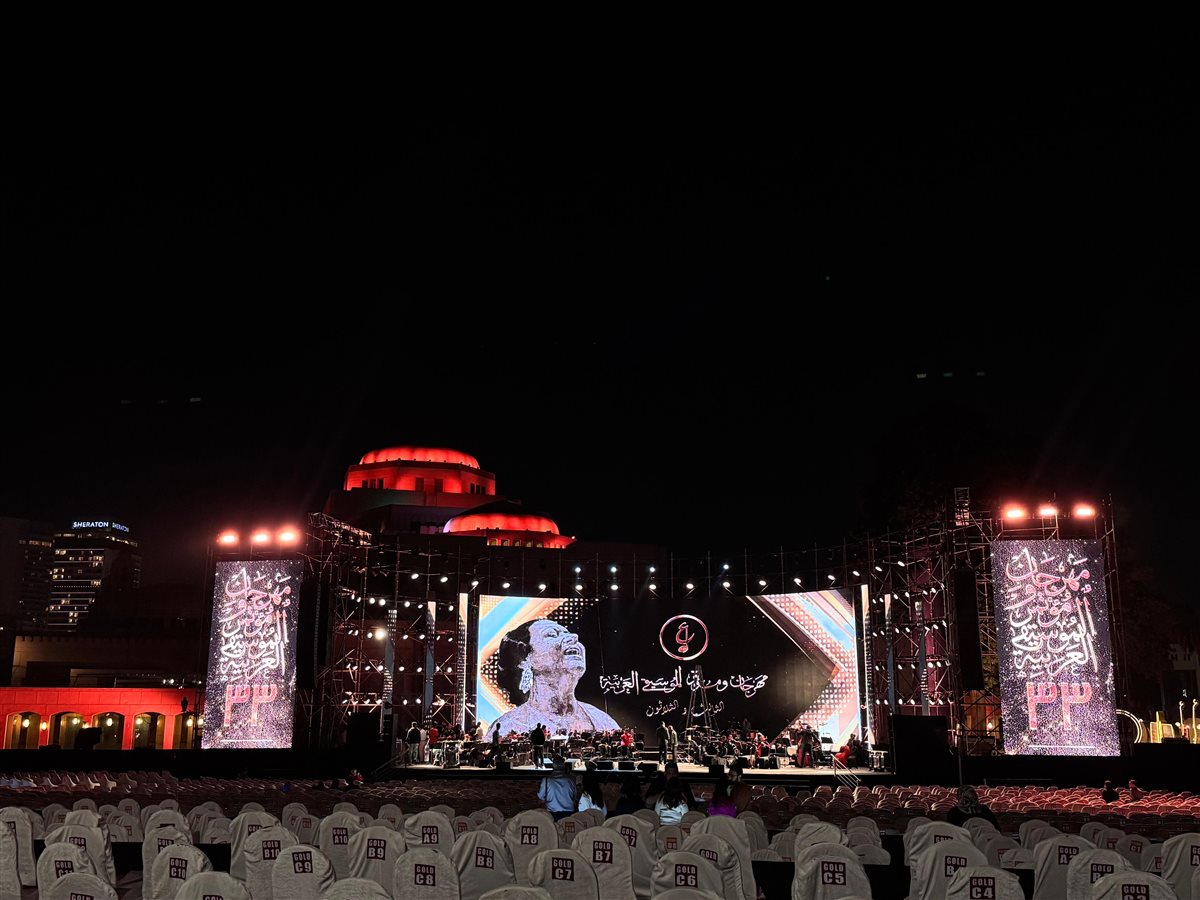 لقطات من التجهيزات النهائية لمسرح النافورة قبل انطلاق الدورة الـ 33 لمهرجان الموسيقى العربية