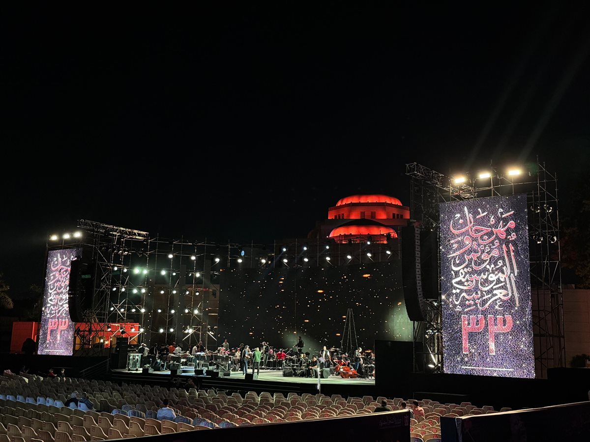 لقطات من التجهيزات النهائية لمسرح النافورة قبل انطلاق الدورة الـ 33 لمهرجان الموسيقى العربية