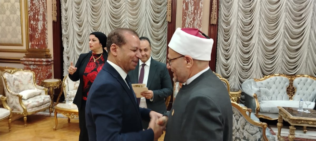 شوقي علام يتسلم كارنيه عضوية الشيوخ