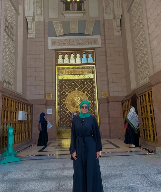 بالحجاب.. سهر الصايغ تؤدي مناسك العمرة.. وتعلق: الحمد الله