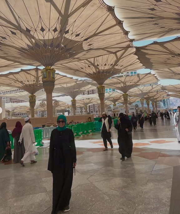 سهر الصايغ تؤدي مناسك العمرة.. وتعلق: الحمد الله