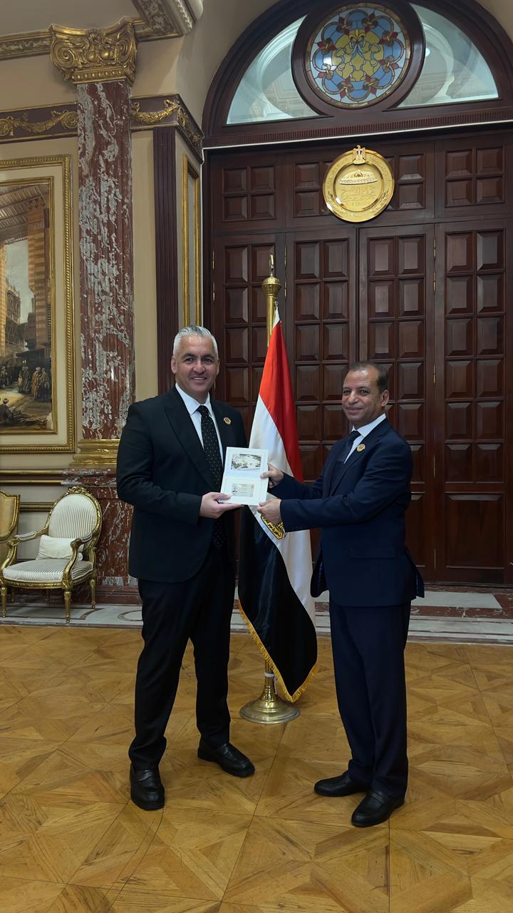 الإعلامي سيف زاهر خلال تسلمه كارنيه عضوية مجلس الشيوخ