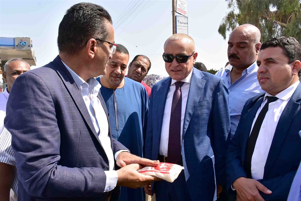 محافظ الأقصر يفتتح سوق اليوم الواحد بالطود