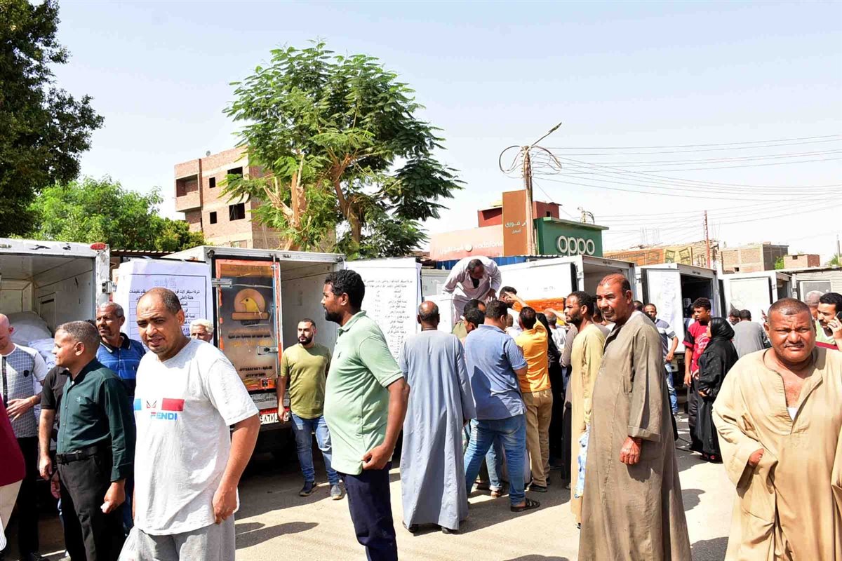 محافظ الأقصر يفتتح سوق اليوم الواحد بالطود