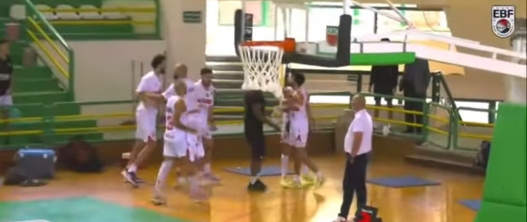 مشاجرة بين لاعبي الزمالك في مباراة دمنهور بدوري السلة