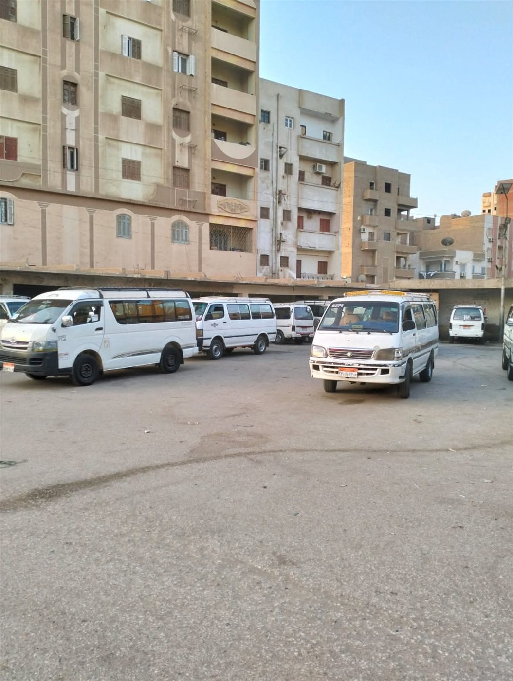 رئيس مدينة طهطا يتابع انتظام العمل بالمواقف ومحطات الوقود