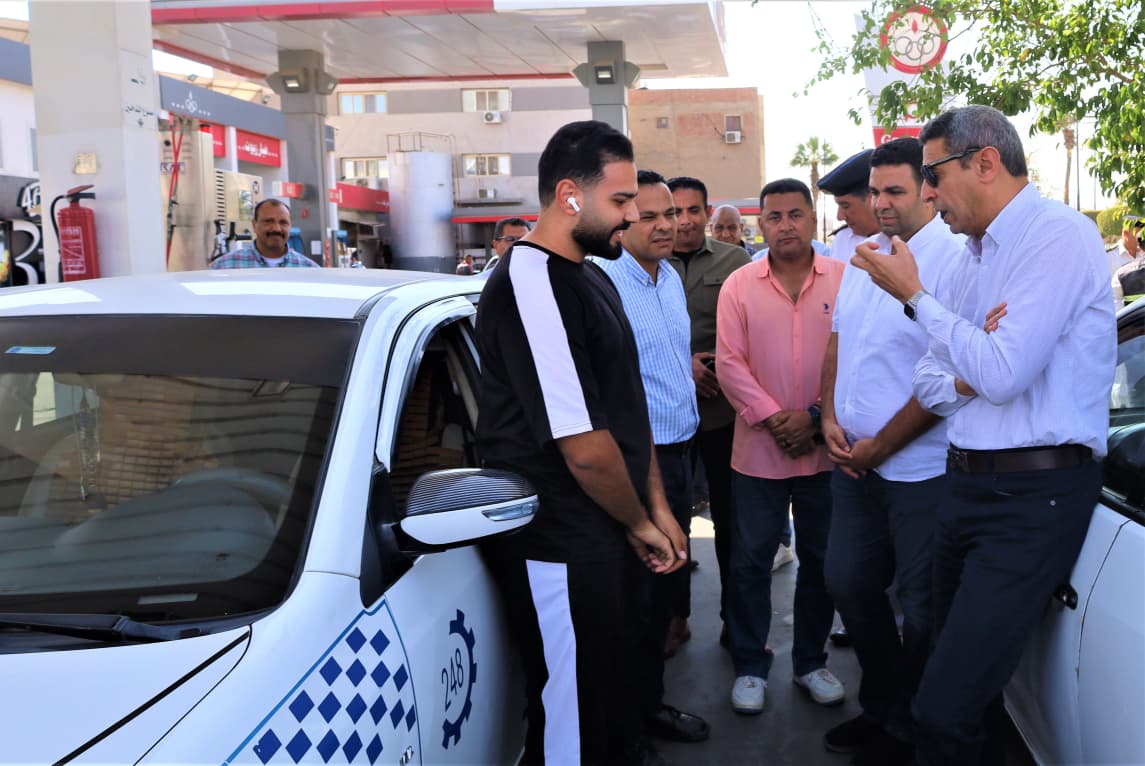 محافظ السويس يتفقد محطات الوقود