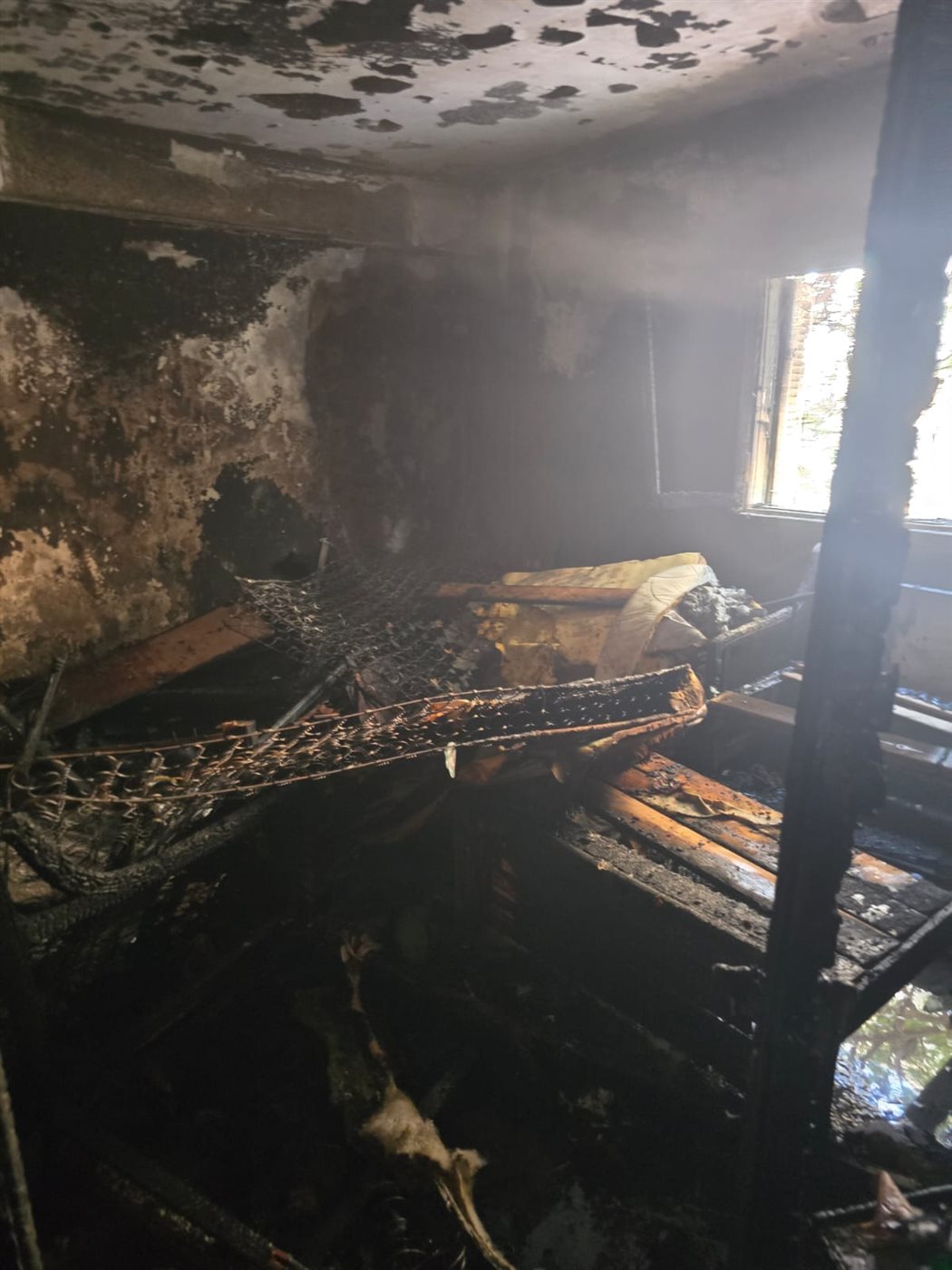 الحماية المدنية تنقذ شخص من داخل غرفة نوم مشتعلة وتسيطر على الحريق في المعادي