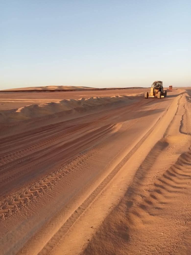 الوادي الجديد تزيل الكثبان الرملية