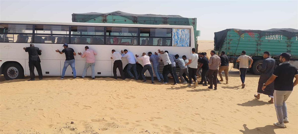 معلمون يدفعون اتوبيس في الصحراء