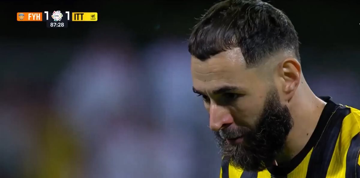 المهاجم الفرنسي كريم بنزيما أثناء تنفيذه ركلة الجزاء قبل إهدارها