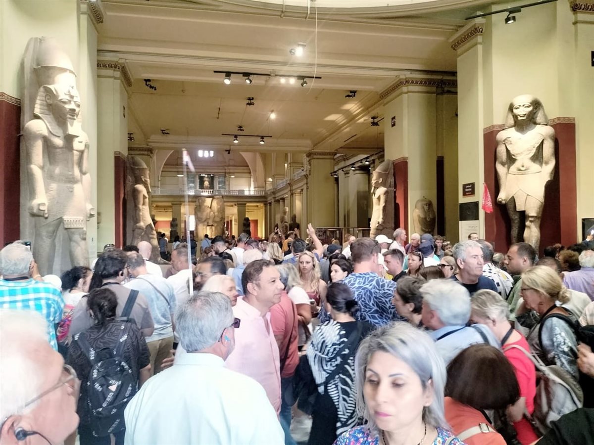 إقبال جماهيري على متحف التحرير لمشاهدة قناع توت عنخ آمون قبل نقله إلى المتحف الكبير 