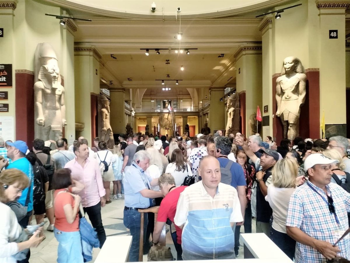 إقبال جماهيري على متحف التحرير لمشاهدة قناع توت عنخ آمون قبل نقله إلى المتحف الكبير 