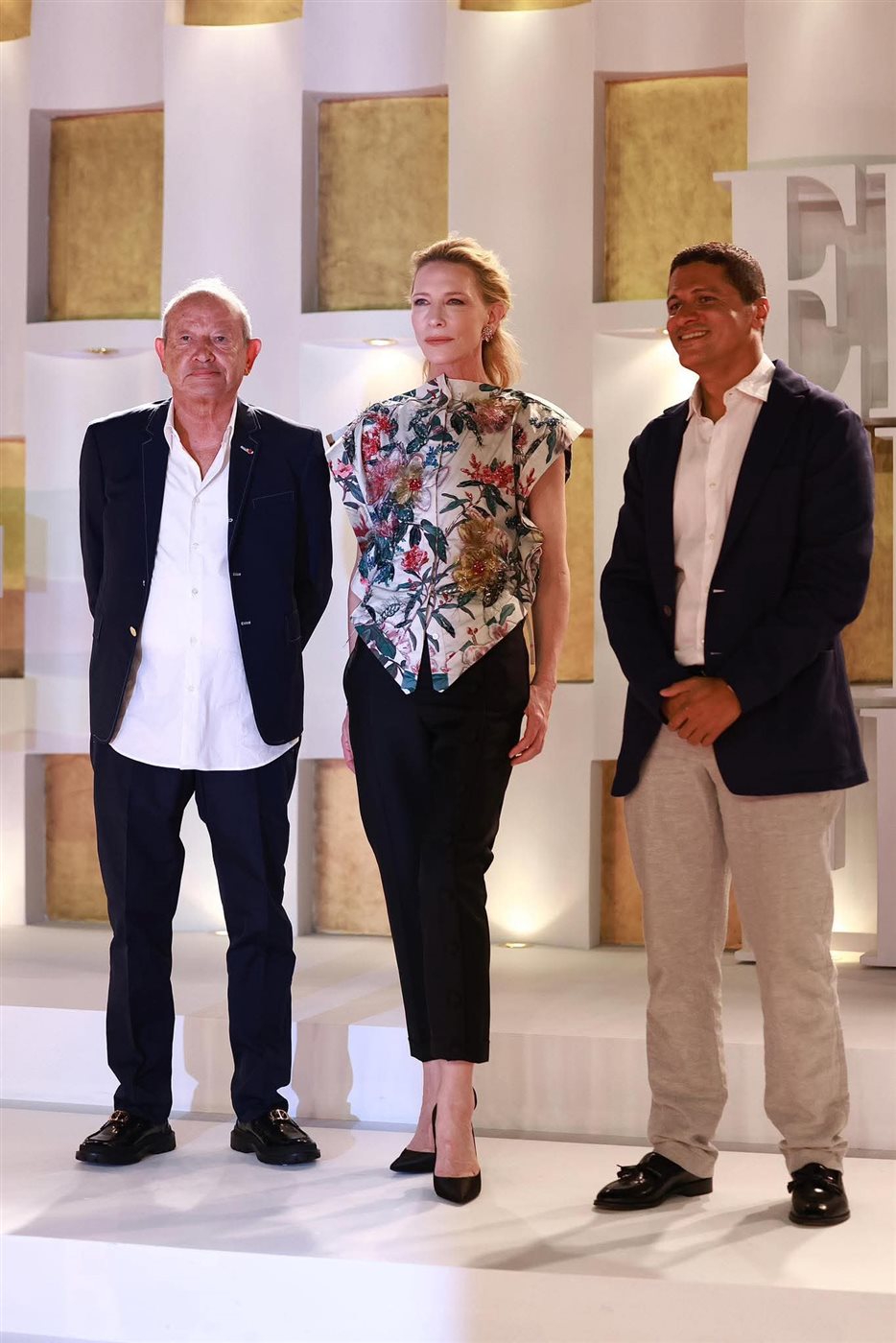 كيت بلانشيت تتألق على السجادة الحمراء بمهرجان الجونة