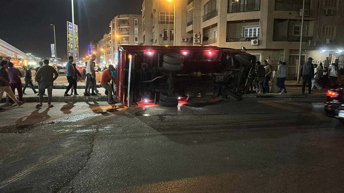 إنقلاب سيارة نقل أنابيب في شارع السعادة بزهراء المعادي منذ قليل