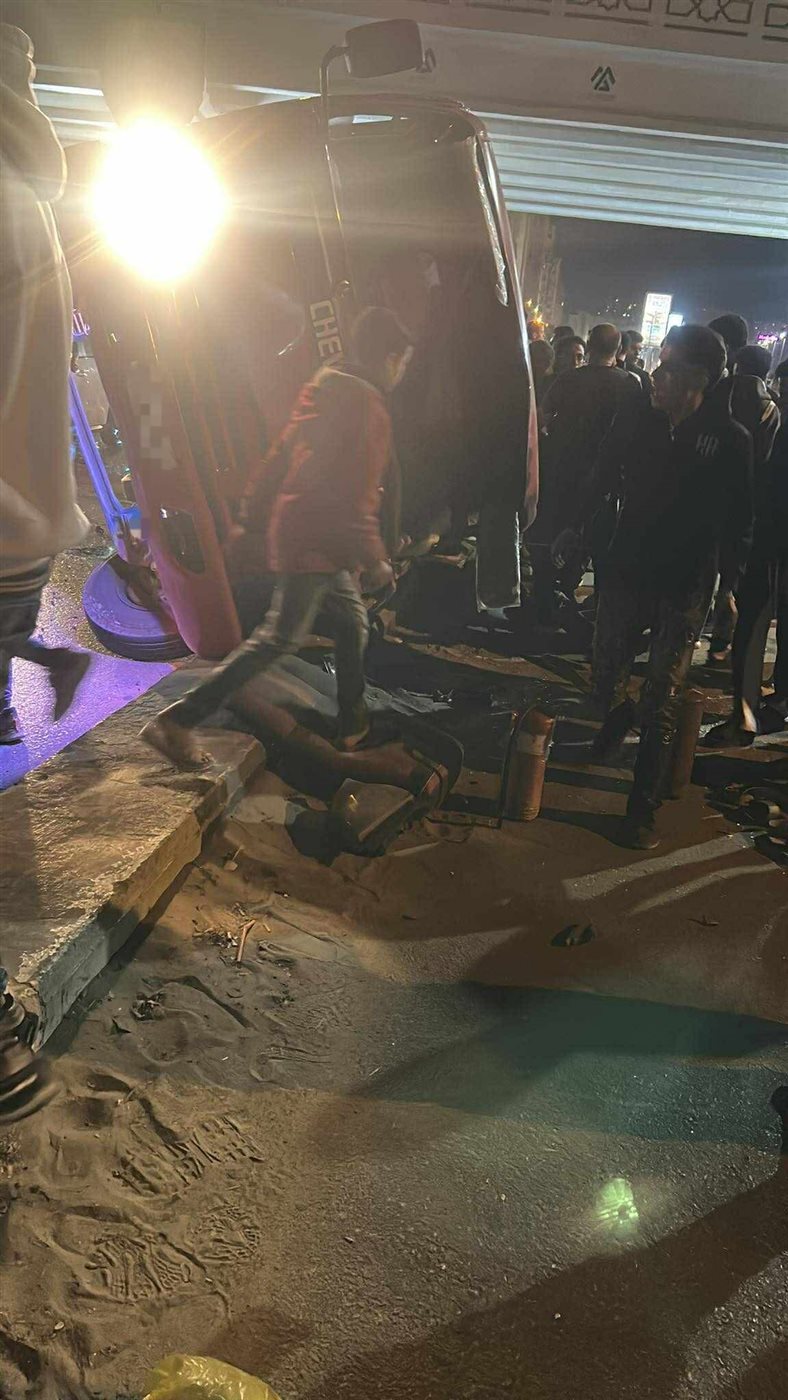 إنقلاب سيارة نقل أنابيب في شارع السعادة بزهراء المعادي منذ قليل