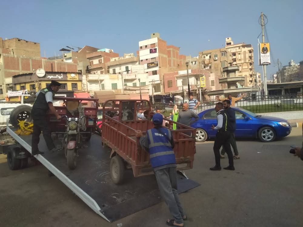 ضبط تروسيكلات مخالفة لتحميلها ركابًا وتعريض حياتهم للخطر بالمنوفية
