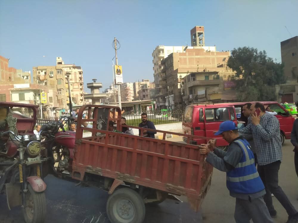 ضبط تروسيكلات مخالفة لتحميلها ركابًا وتعريض حياتهم للخطر بالمنوفية