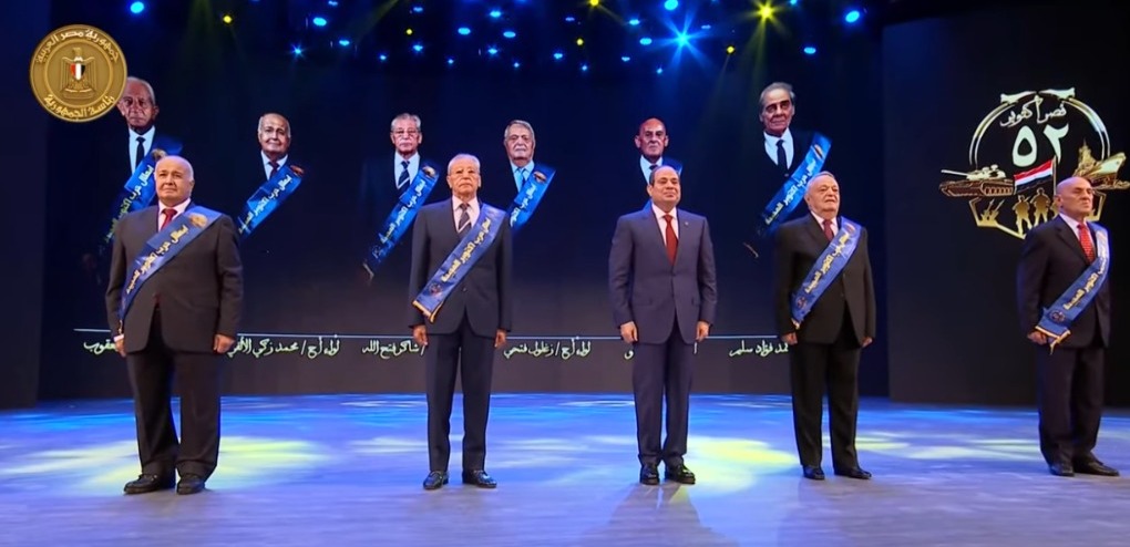 الرئيس السيسي مع أبطال حرب أكتوبر