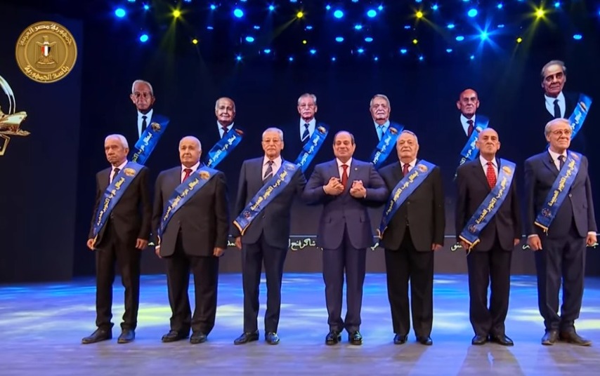 الرئيس السيسي مع أبطال حرب أكتوبر