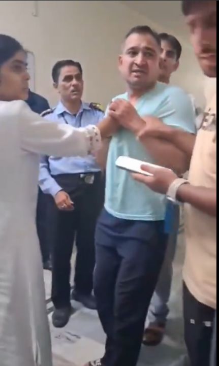 ممرضة هندية تصفع متحرش