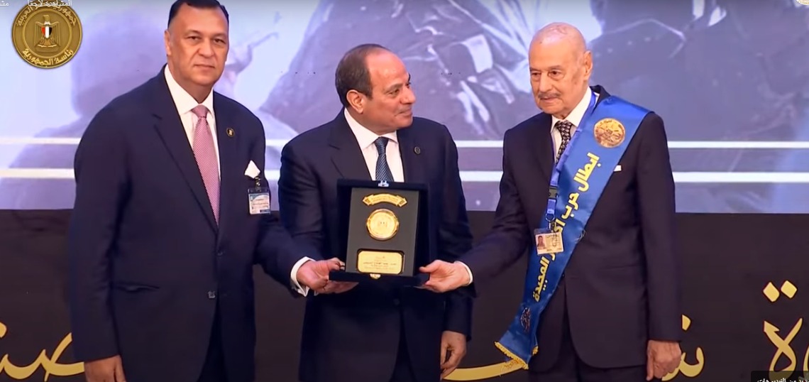 الرئيس السيسي يكرم أبطال نصر أكتوبر الندوة التثقيفية الـ42