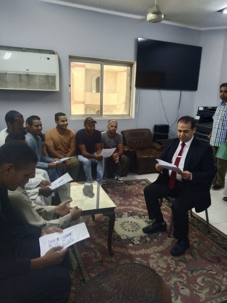 وكيل مديرية العمل بالأقصر وتوفير فرصة عمل لإحدى السيدات