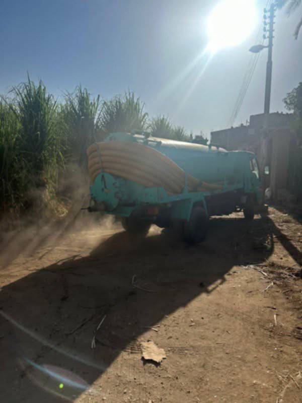 ضبط سيارة كسح تلقي حمولتها داخل ترعة في قنا