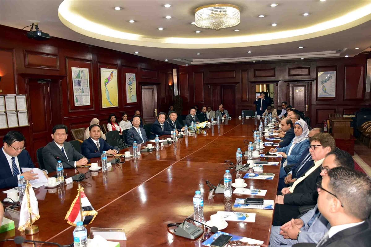 محافظ الأقصر يستقبل وفد صيني 