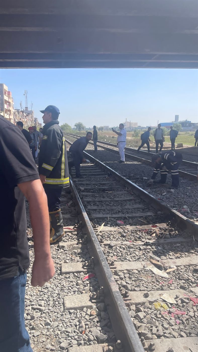 انقلاب سيارة من أعلى كوبري على شريط السكة الحديد بالبحيرة