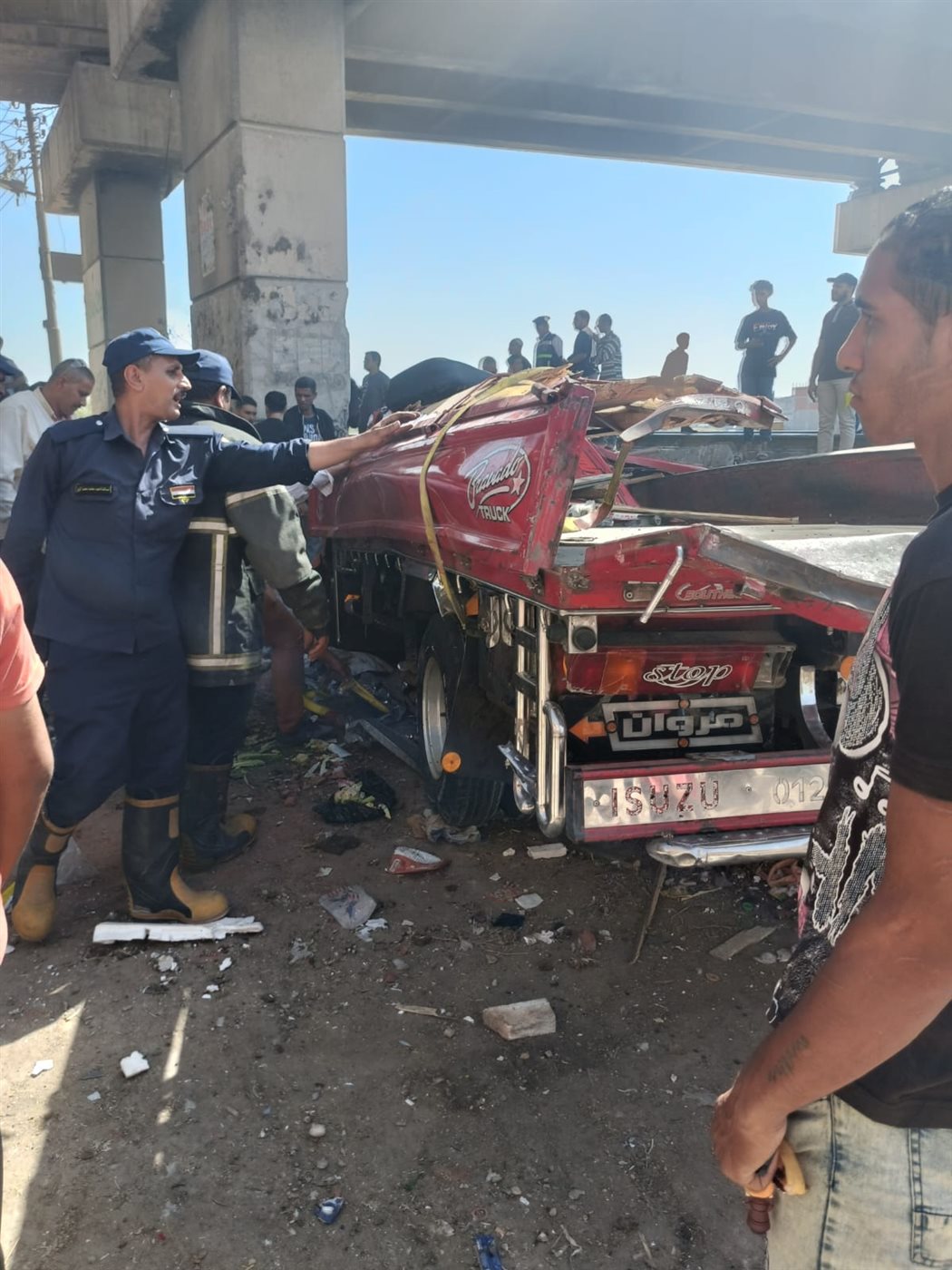 انقلاب سيارة من أعلى كوبري على شريط السكة الحديد بالبحيرة