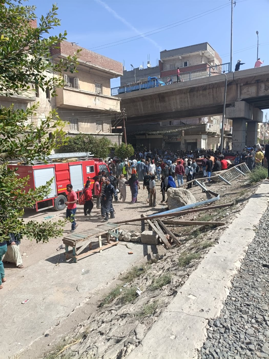 انقلاب سيارة من أعلى كوبري على شريط السكة الحديد بالبحيرة