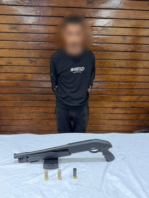 المتهم والبندقية المستخدمة فيها