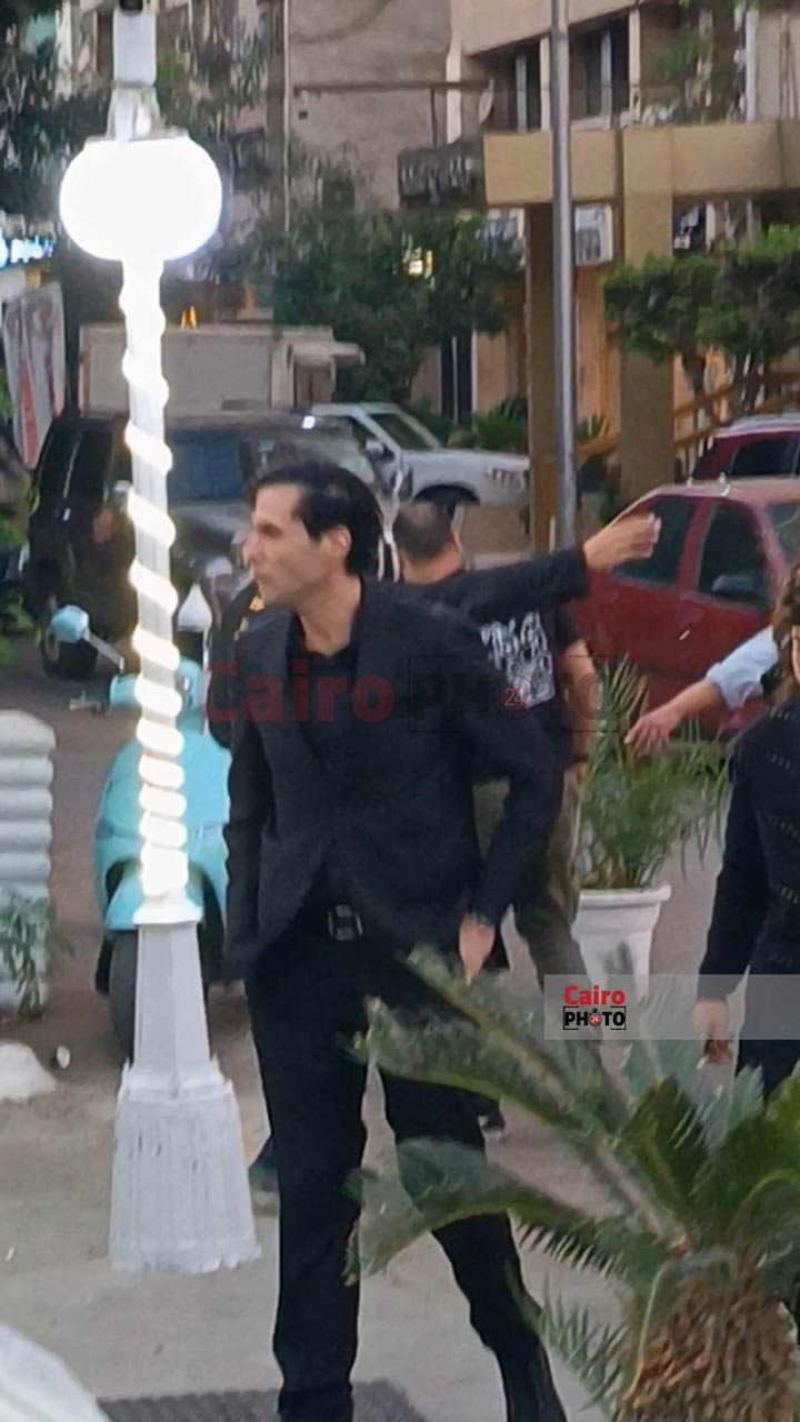 أمير عيد يصل مسجد حسين صدقي لتلقى عزاء والدته